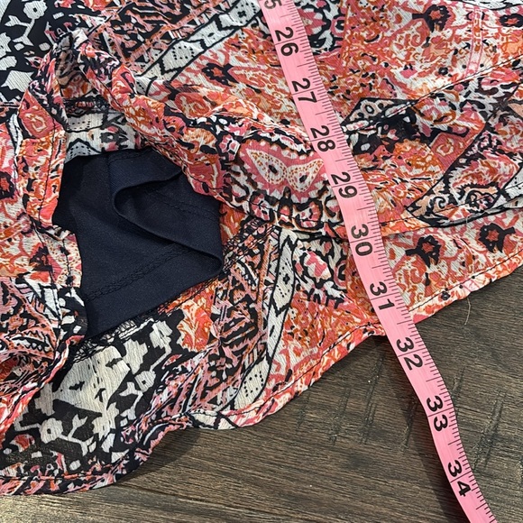 Band Of Gypsies Long Sleeve lightweight Romper, V-neck,tie waist,lined,pattern - Picture 8 of 9